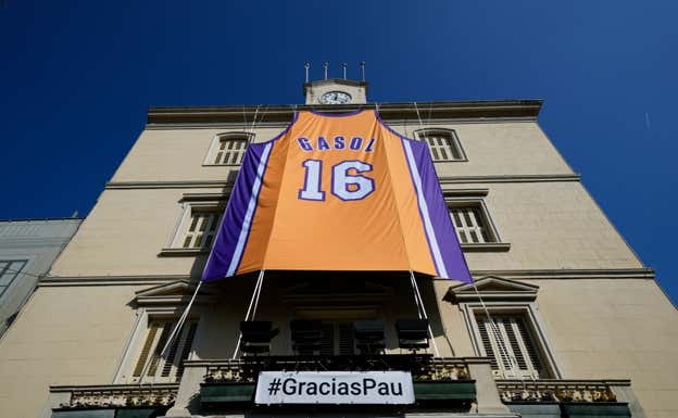 La camiseta de Pau Gasol  en el ayuntamiento de Sant Boi. Efe