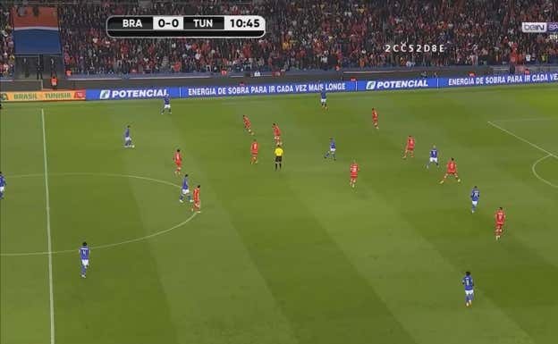 Mismo patrón con la selección brasileña, con Casemiro solo y Raphinha iniciando, esta vez, entre central y lateral, un espacio muy sensible.