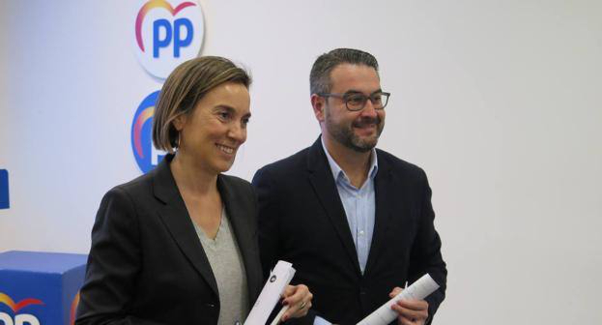 La secretaria general del Partido Popular, Cuca Gamarra, y el diputado y portavoz de Deportes, Javier Merino.