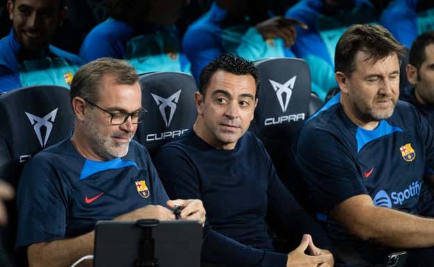 Xavi, junto a sus ayudantes, Òscar Hernández y Sergio Alegre.  FC BARCELONA