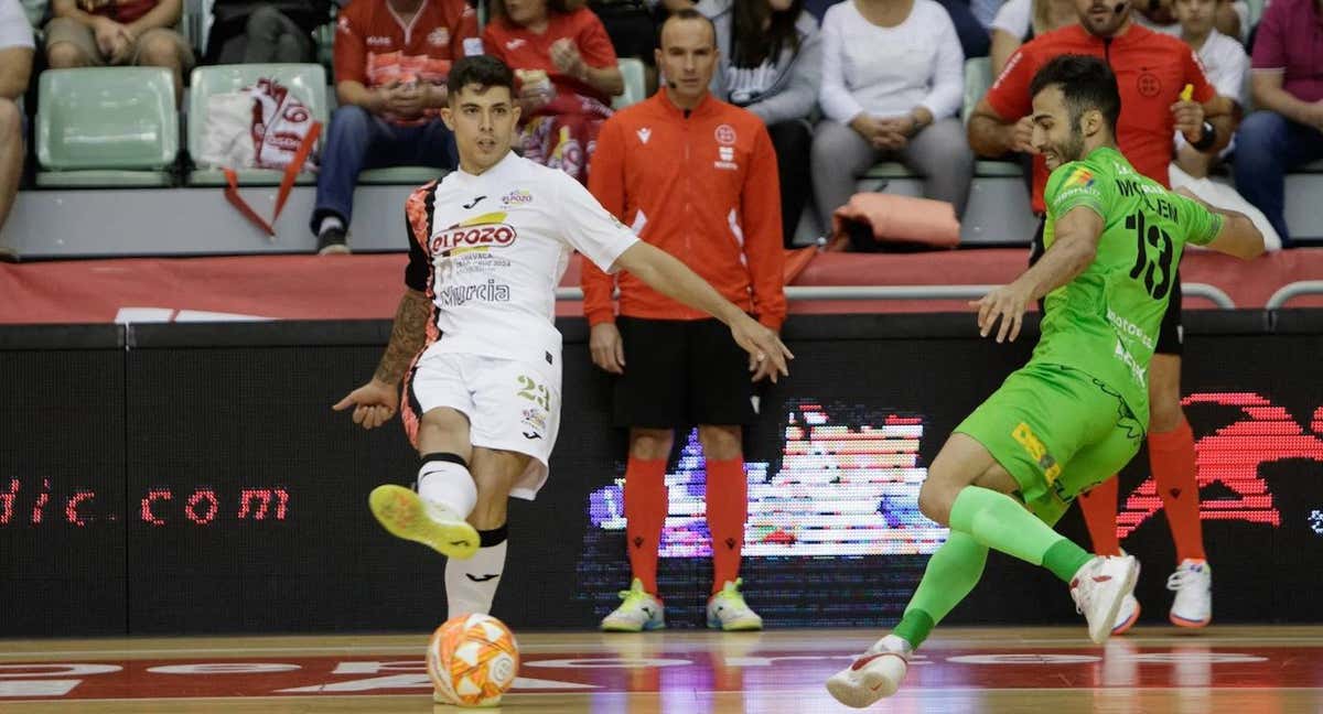 Darío Gil controla un balón frente a Moslem (Mallorca Palma Futsal). /ELPOZO MURCIA / PASCU MÉNDEZ