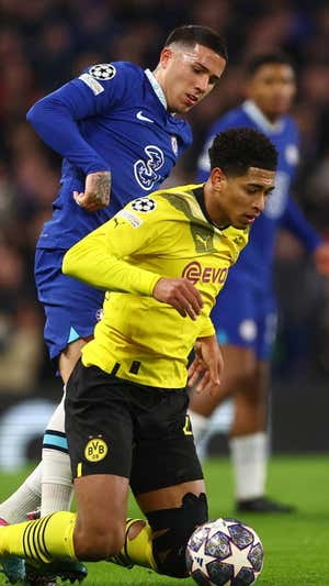 Enzo y Bellingham durante un lance del partido.  REUTERS
