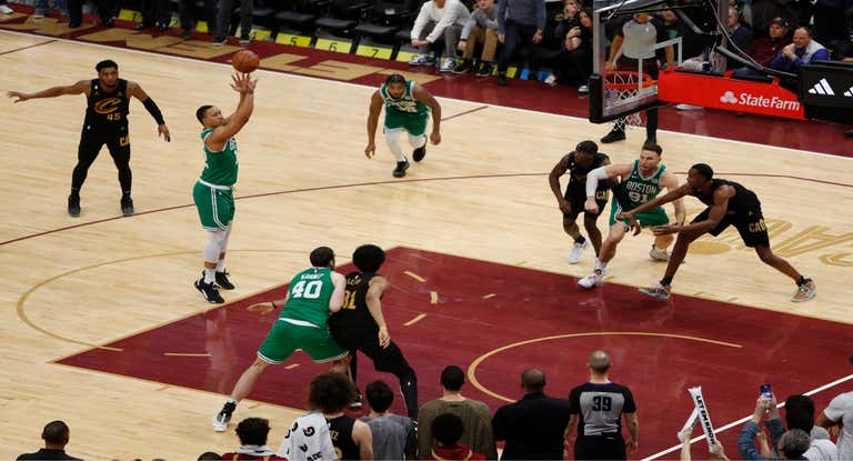 Grant Williams lanza el segundo tiro libre que pudo dar el empate a los Celtics ante los Cavaliers.