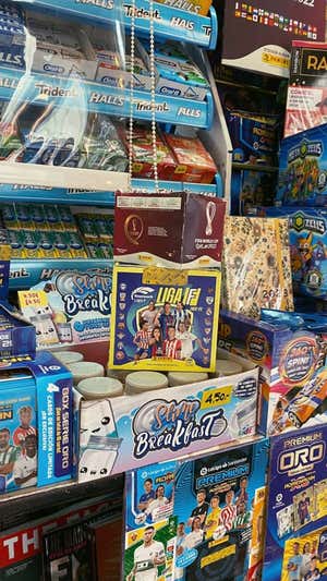 Un sobre de cromos de la Liga F en un kiosko.  RELEVO