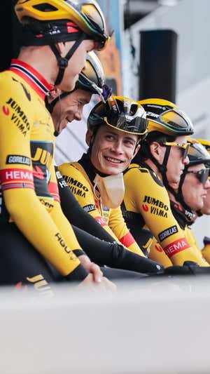 Jonas Vingegaard sonríe, cómplice, a sus compañeros de Jumbo-Visma.  ASO / AURÉLIEN VIALETTE