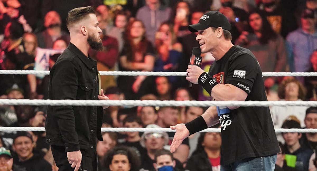 Austin Theory y John Cena, cara a cara en Raw./WWE