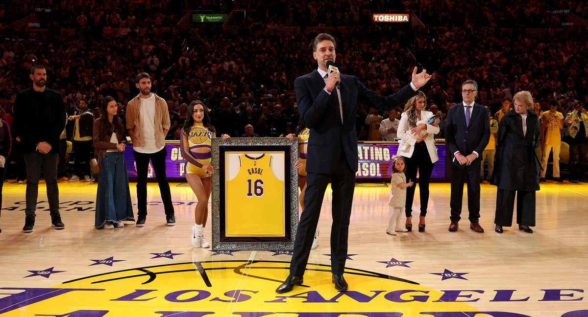 Pau Gasol en el centro del Crypto.com Arena en la ceremonia de retirada de su camiseta./AFP