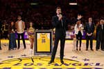Pau Gasol es leyenda: su 16 ya cuelga en el techo del pabellón de los Lakers