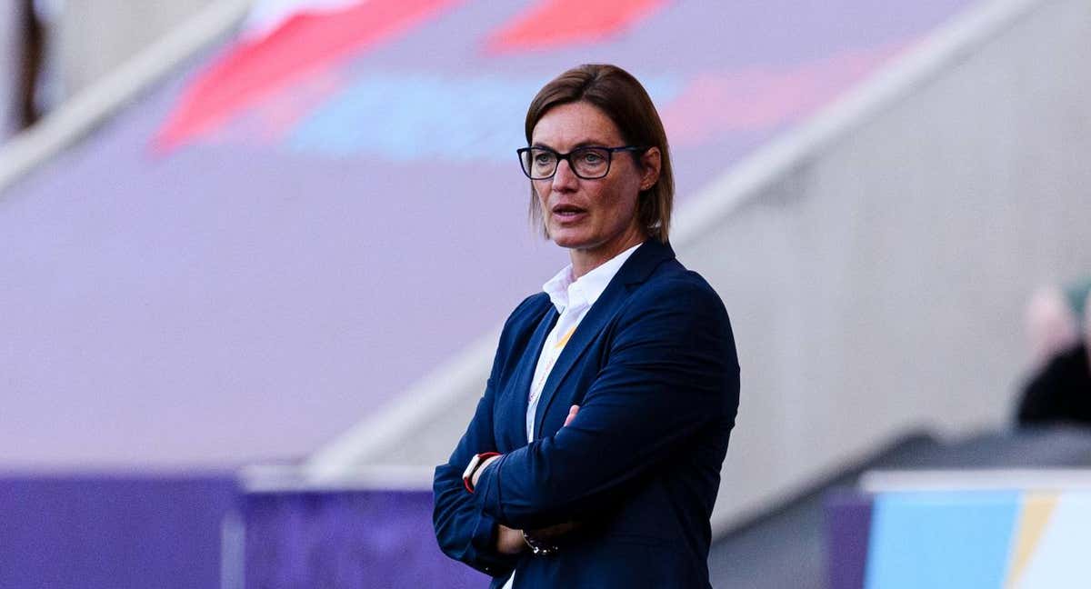 Corinne Diacre durante un partido de la selección francesa. /Getty