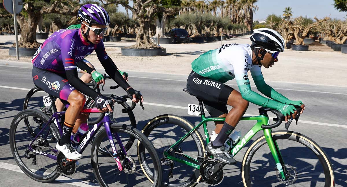 Camilo Ardila (Burgos BH) y Mulu Kinfe Hailemichael (Caja Rural-Seguros RGA), durante una etapa de la pasada Volta a la Comunitat Valenciana. /BURGOS BH / SPRINT CYCLING AGENCY