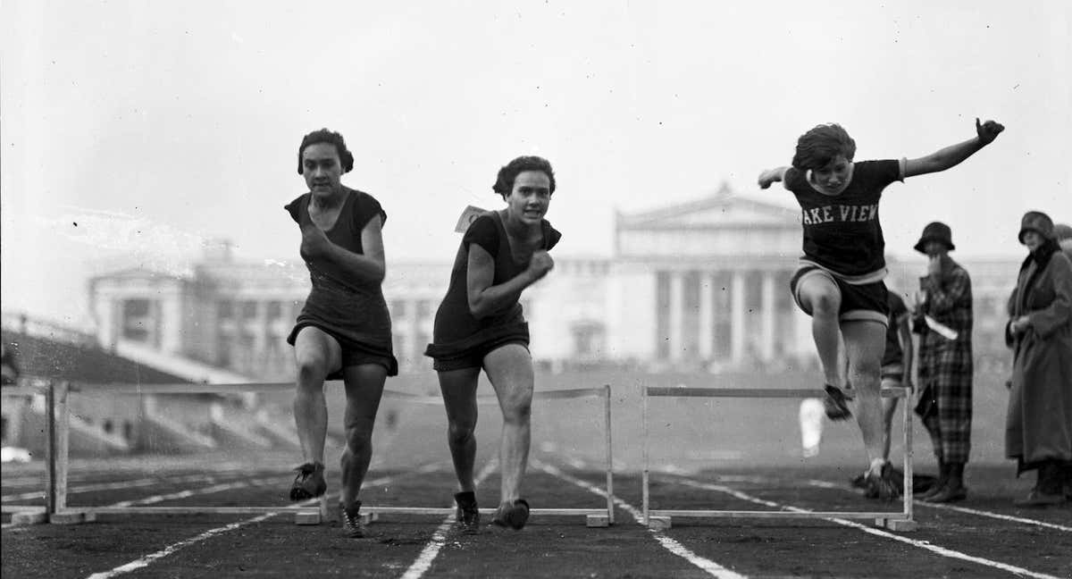 Foto histórica de mujeres durante una carrera de vallas. /GETTY