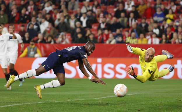 El ecuatoriano Enner Valencia, ante Marko Dimitrovic.  EFE
