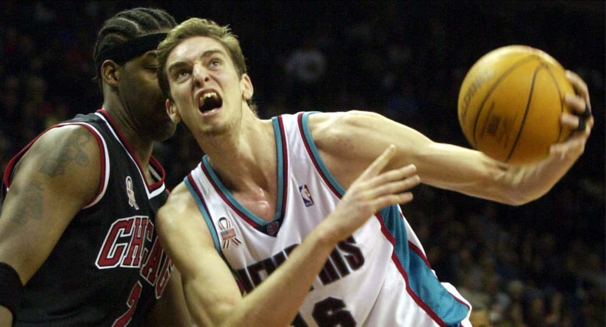 Pau Gasol frente a Eddie Curry en su primera temporada en los Grizzlies./AFP