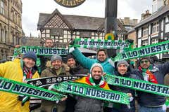 La odisea de los béticos para llegar a Old Trafford