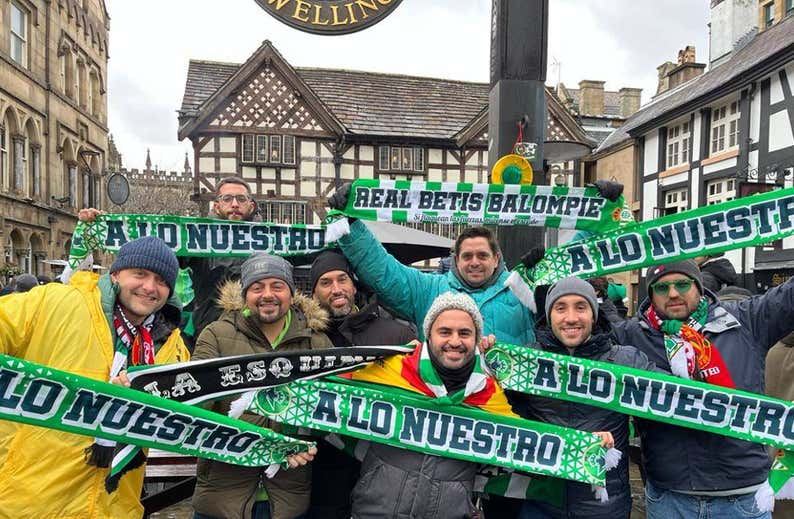 La odisea de los béticos para llegar a Old Trafford