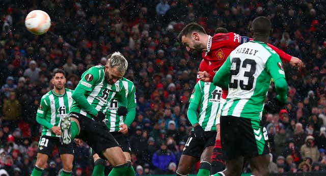 La tormenta del United despierta al Betis del sueño de Old Trafford