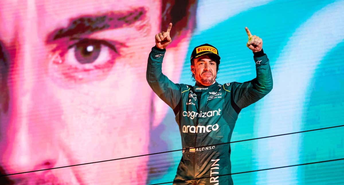 Fernando Alonso celebra su 99º podio en el GP de Baréin 2023. /Aston Martin