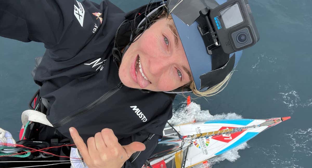 Rosalin Kuiper, en lo alto del mástil. /TEAM MALIZIA