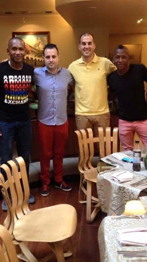 Óscar y Manuel junto a Pervis Estupiñán.
