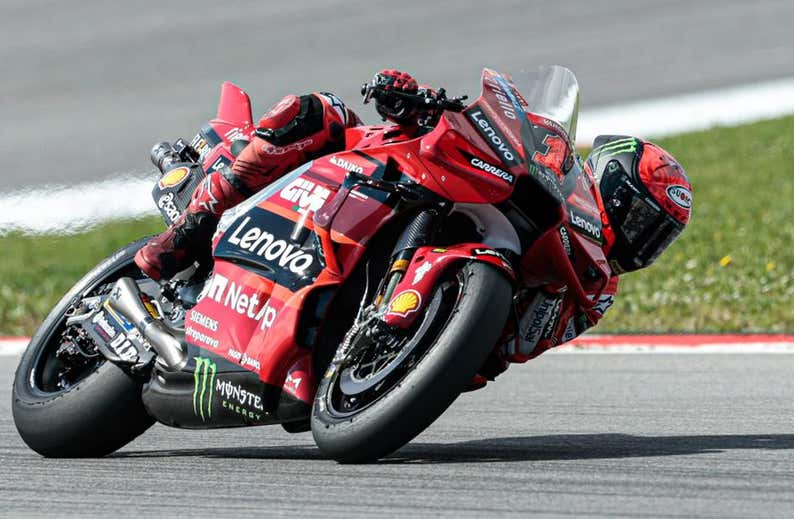 Ducati no baja el ritmo y sigue llevando con el gancho a la competencia