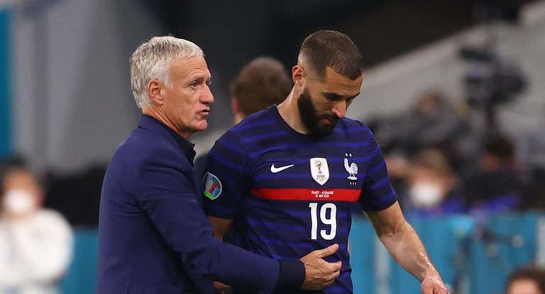 Deschamps, junto a Benzema en un partido con Francia.