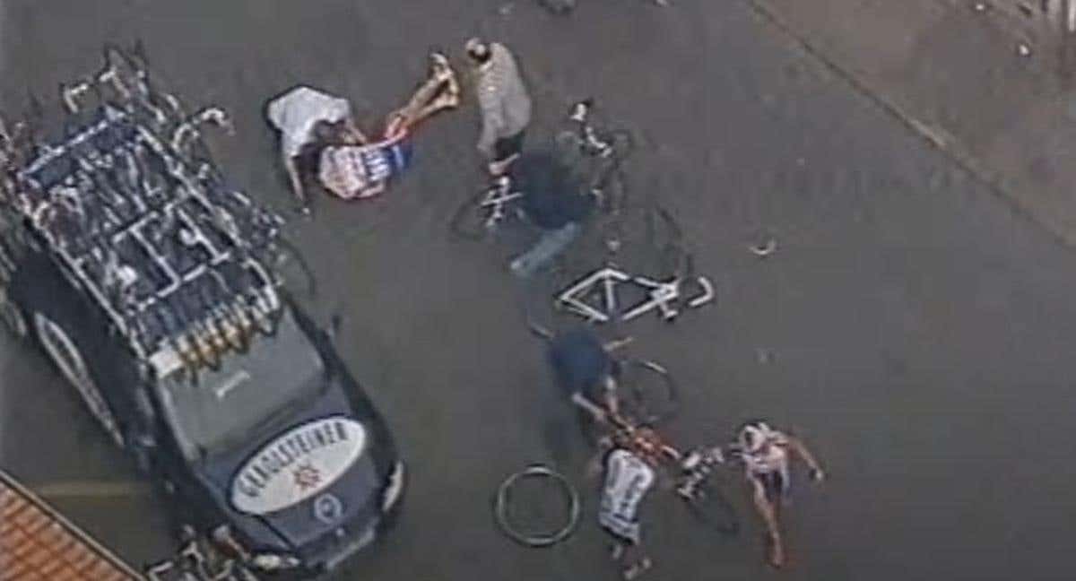 Imagen del ciclista Andrei Kivilev tras su caída./