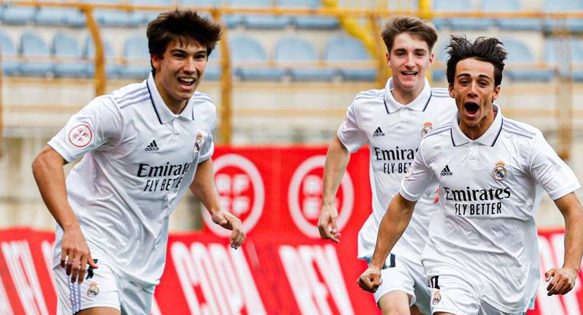 Gonzalo, Pol y Palacios, de fondo, celebran el primer gol.