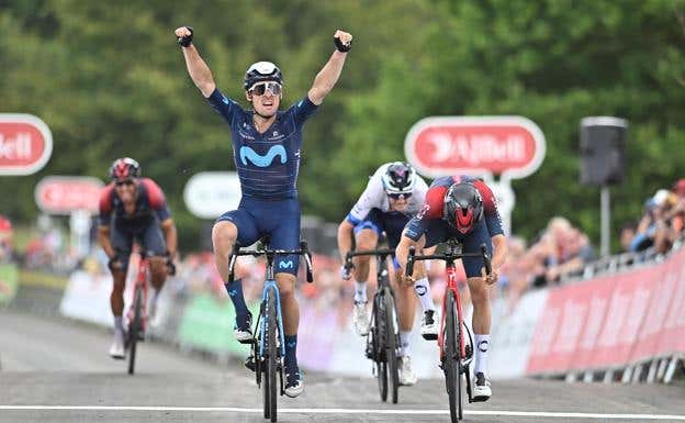 Gonzalo Serrano firma su victoria de etapa en el Tour of Britain por delante de Tom Pidcock, que a la postre le daría la victoria final.  MOVISTAR TEAM / SWPIX.COM