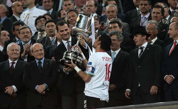 Palop recoge la Copa del Rey con la camiseta de Puerta.