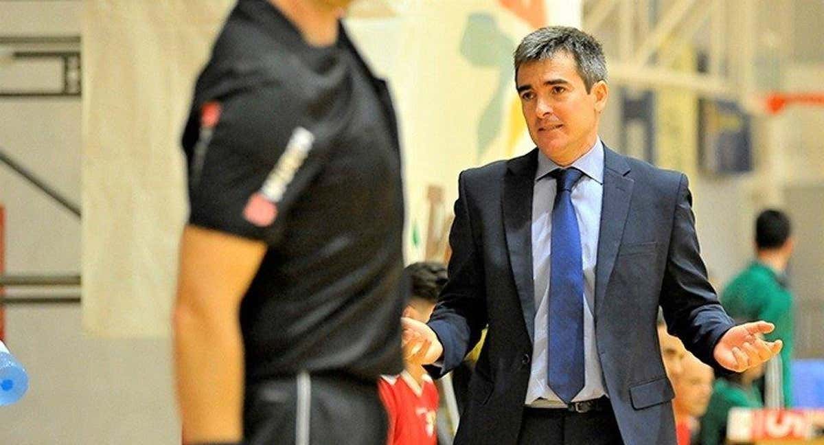 Juanlu Alonso, entrenador del Quesos El Hidalgo Manzanares, dirigiéndose a un árbitro./ MANZANARES FÚTBOL SALA