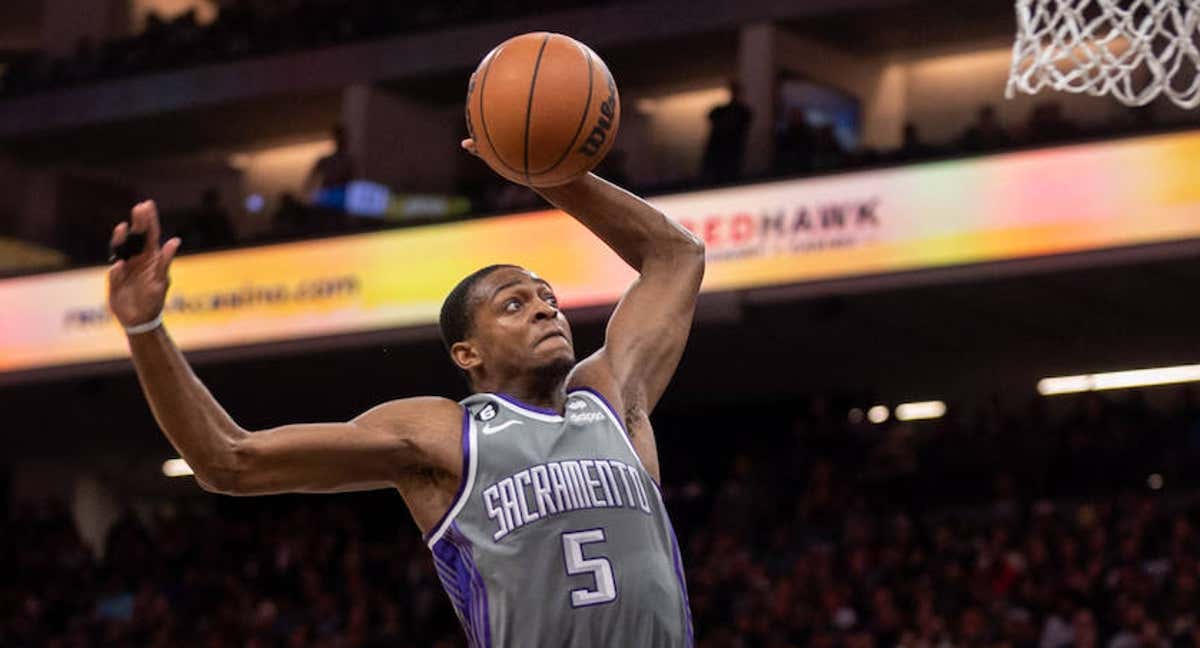 De'Aaron Fox machaca en un partido reciente con los Kings. /Reuters