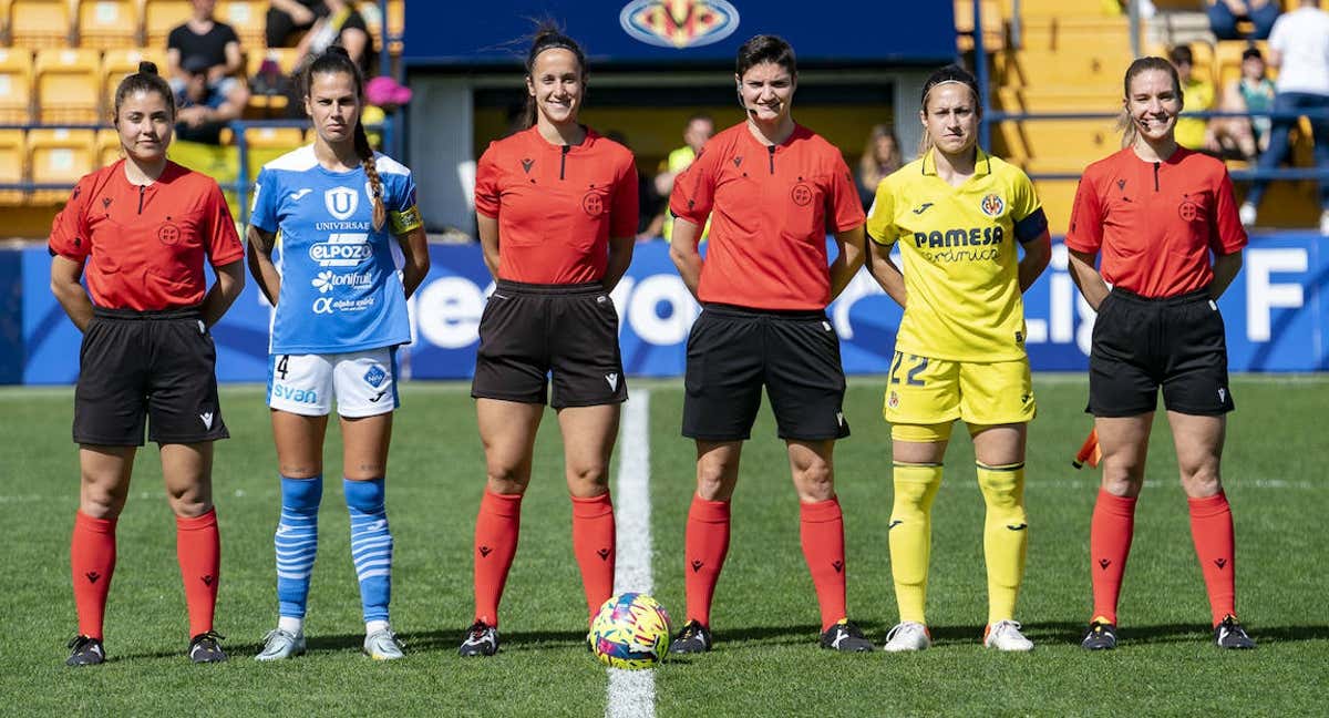 El cuarteto arbitral posa con las capitanas de Alhama y Villarreal. /VILLARREAL