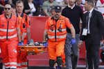 Bono evacuado en ambulancia del Sánchez-Pizjuán