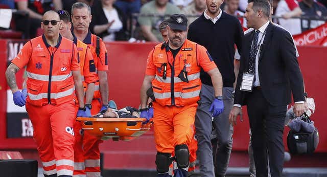 Bono evacuado en ambulancia del Sánchez-Pizjuán