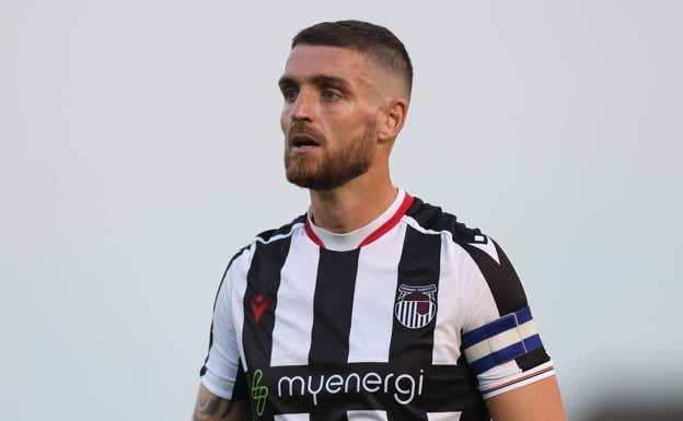 Luke Waterfall con el brazalete de capitán. Getty Images