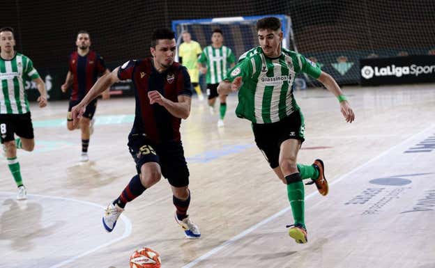 Antoniazzi, del Levante UD FS, pugna por un balón con Charly, del Real Betis Futsal.  RBFS