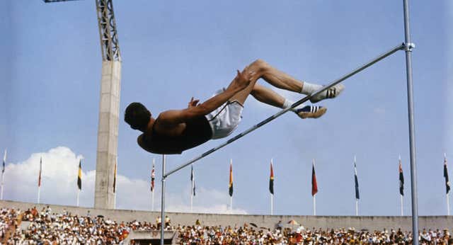 Muere Dick Fosbury, el inventor del salto de altura moderno