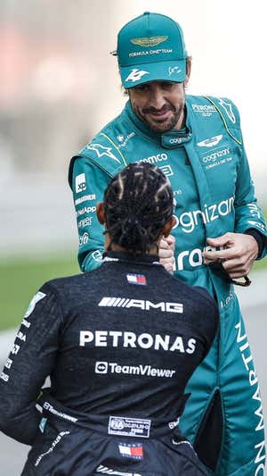 Lewis Hamilton, algo inclinado ante Fernando Alonso en Baréin.  EP