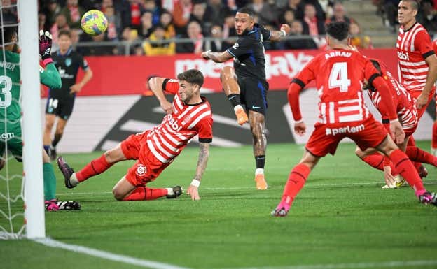 Memphis mandó a las nubes una ocasión clara en el minuto 36.  AFP