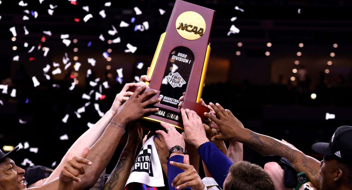 Los jugadores de la Universidad de Kansas con el trofeo de campeón de la NCAA de 2022./Getty Images