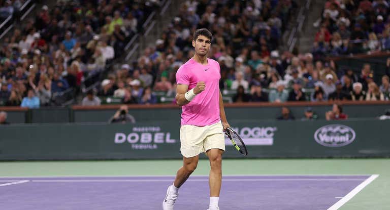 Carlos Alcaraz celebra un punto en Indian Wells.