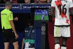El fútbol español explota contra el VAR: «Ahora pitan siete árbitros«