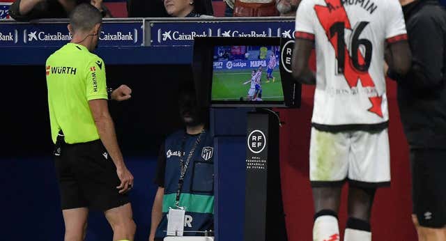El fútbol español explota contra el VAR: «Ahora pitan siete árbitros«