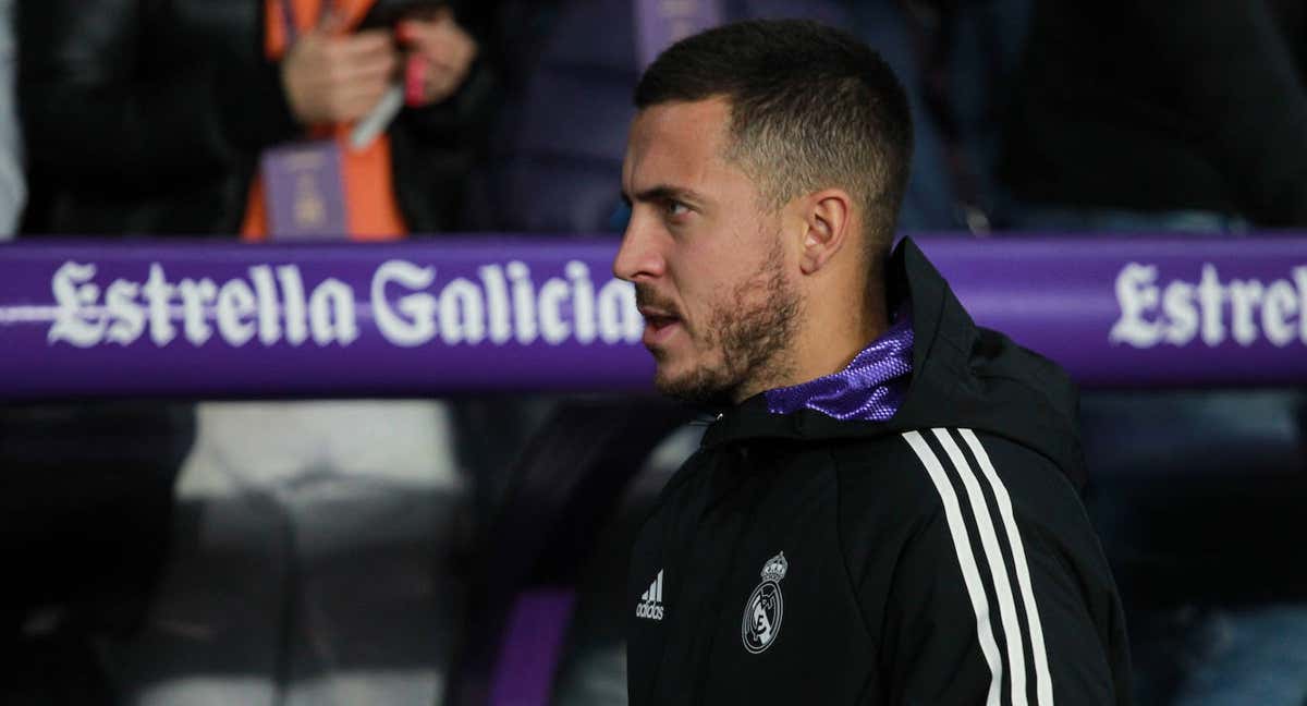 Eden Hazard se dirige al banquillo en un partido.