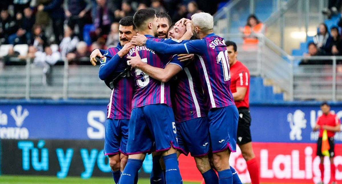 El Eibar celebra el gol de Bautista ante el Burgos. /SD EIBAR