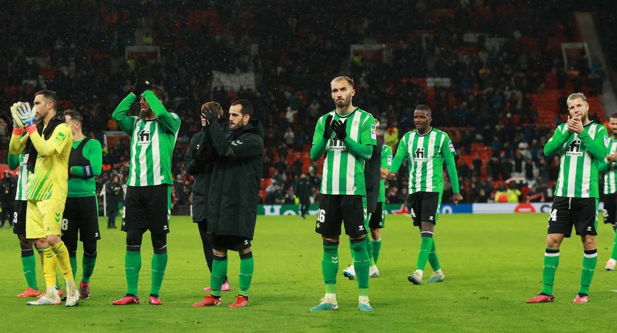 Los jugadores del Betis agradecen el apoyo de los hinchas béticos en Old Trafford.