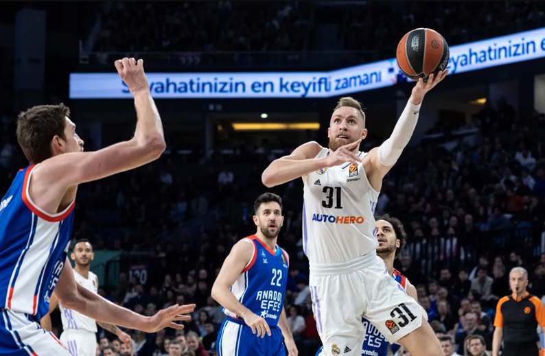 El juego exterior del Efes tumba al Madrid