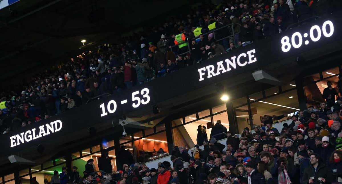 Afición inglesa abandonando Twickenham antes del pitido final./GLYN KIRK / AFP