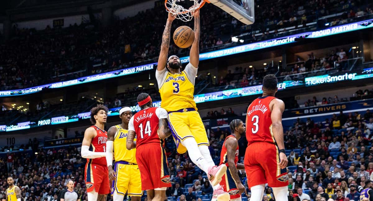 Anthony Davis machaca ante los Pelicans./Reuters