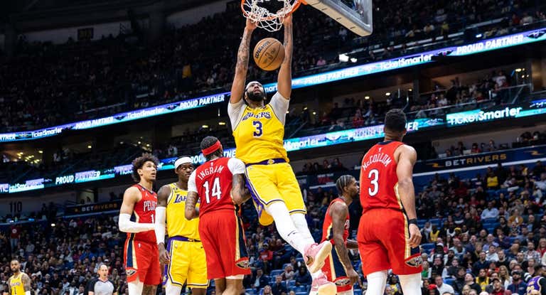 Anthony Davis machaca ante los Pelicans.
